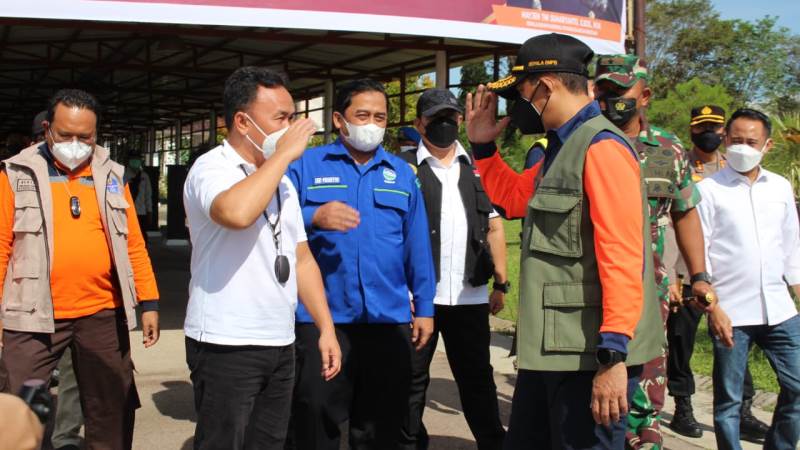 Gubernur Kalteng Sugianto Sabran saat melepas keberangkatan Kepala BNPB RI Mayjen TNI Suharyanto ke Jakarta