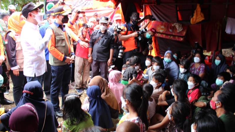 Kepala BNPB Mayjen TNI Suharyanto saat meninjau tenda pengungsian korban banjir di Palangka Raya, Kalteng