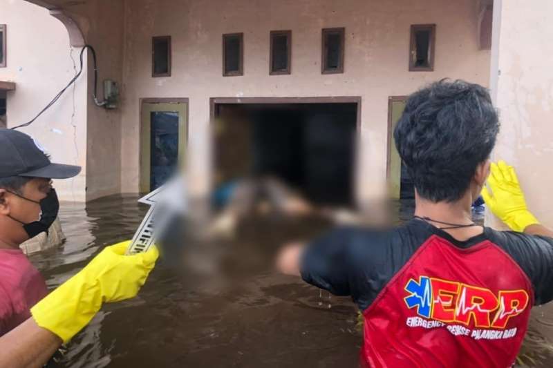 evakuasi mayat lansia korban banjir