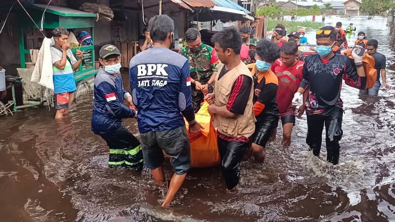 evakuasi mayat korban banjir