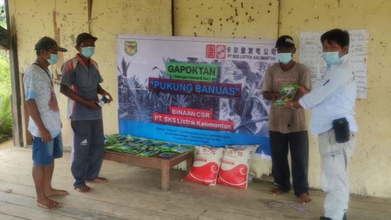 PT SLK salurkan bantuan kepada Gapoktan di Tumbang Kajuei