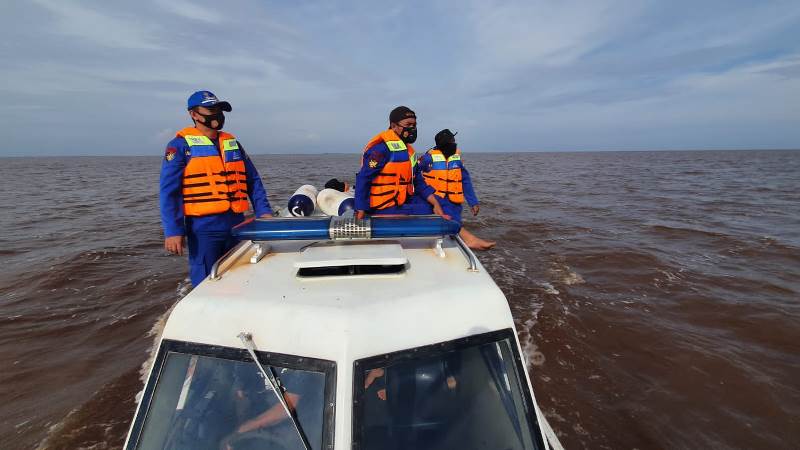 Anggota Satpolair Polres Katingan ketika melakukan upaya pencarian terhadap nelayan yang diduga hilang tenggelam, Rabu (23/2)