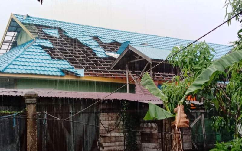 rumah rusak diterjang angin