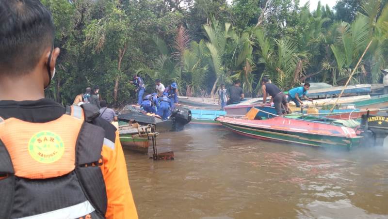 Tim gabungan dari Rescue Pos SAR Pangkalan Bun, saat mencari keberadaan dua orang tenggelam, Rabu (23/2/2022). (IST)