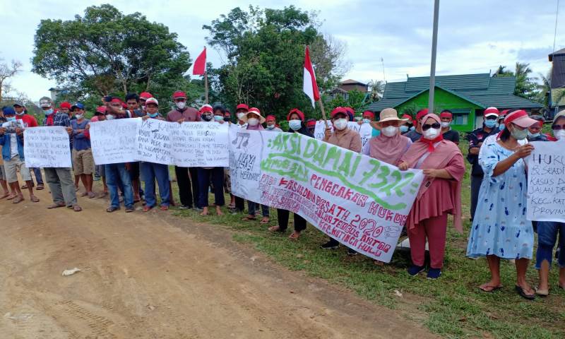 Sejumlah orang menggelar aksi damai di halaman kantor Kecamatan Katingan Hulu, Senin (7/3). (IST)