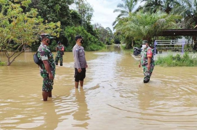 Luapan DAS Kahayan di Desa Hanua, Kecamatan Banama Tingang mulai merendam jalan dan kawasan permukiman, Senin (21/3)
