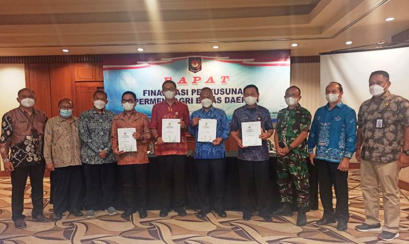 Sekda Pulang Pisau Tony Harisinta memperlihatkan kesepakatan batas Kabupaten Pulpis dengan Kabupaten Gumas, Kamis (17/3)