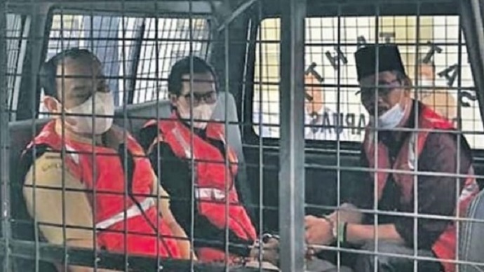 Otovianus dan Budi Prayitno saat berada di mobil tahanan yang akan membawa mereka ke Rutan Kelas IIA Palangka Raya,Senin (3/10/2022)(DOK GALIH/KPG)