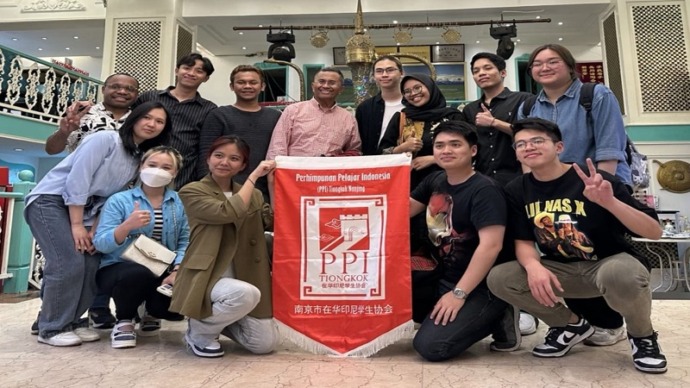 Dahlan Iskan bersama mahasiswa Indonesia yang berada di Nanjing. (DISWAY)