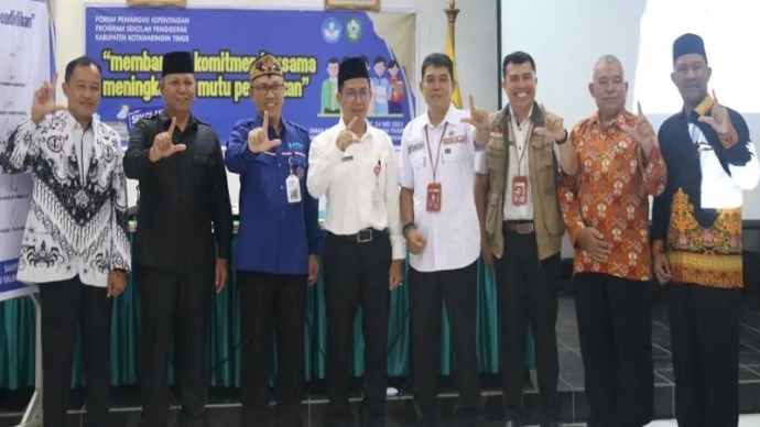 Wakil Ketua I DPRD Kabupaten Kotim H.Rudianur (kedua dari kiri) saat menghadiri acara komitmen bersama terkait Program Sekolah Penggerak, Rabu (24/5). (FOTO : DPRD)