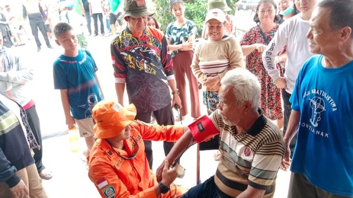 Tim SAR langsung melakukan pemeriksaan terhadap kondisi Bapak Makmur Simamora dan Ibu Herni Samsi, guna memastikan kesehatannya setelah tersesat di kawasan hutan Jalan Subud. (FOTO : POLRES PKY)