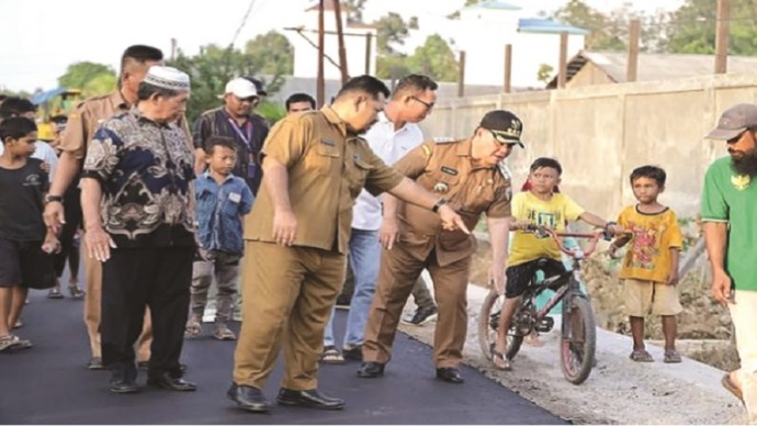 Bupati Kotim Halikinnor saat memantau perbaikan Jalan Diponegoro, Kecamatan Kota Besi, Senin sore (29/5).(FOTO: PEMKAB)