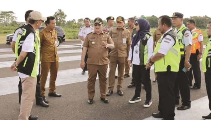 Bupati Kotim Halikinnor dan Kepala Otoritas Bandar Udara Wilayah VII Balikpapan, Endah Purnama Sari meninjau landasan Bandara H Asan Sampit, Senin (29/5).(FOTO : BAHRI/KP)