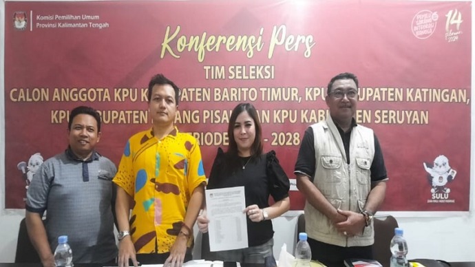 Timsel menunjukan pengumuman calon anggota KPU di Empat Kabupaten di Kalteng yang lulus tahapan administrasi, Sabtu (6/5).(FOTO : HAFIDZ/PROKALTENG.CO)