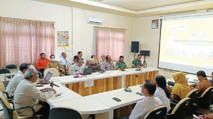 Kepala BPBD Kabupaten Kotim Multazam, saat memimpin rapat koordinasi penetapan status siaga Bencana Karhutla di Aula BPBD, Selasa (23/5).(FOTO : BAHRI/KP)