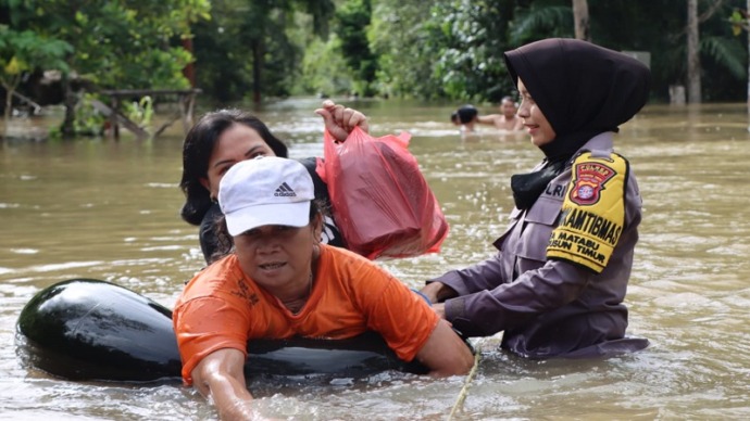Brigpol Fitriani Maisyarah, personel Polwan Polres Bartim Polda Kalteng, saat membantu warga terdampak banjir. Atas dedikasinya, Fitriani Maisyarah masuk tiga nominasi Hoegeng Awards.(POLDA KALTENG)
