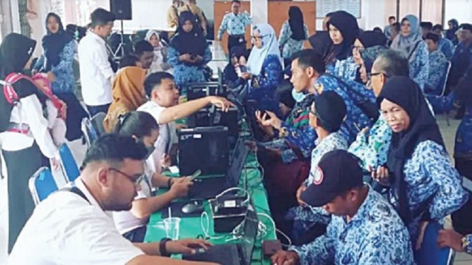 Sejumlah guru di Kecamatan Mentaya Hilir Selatan antusias melakukan pengaktifkan identitas kependudukan digital, Selasa (2/5).(FOTO : DISDUKCAPIL)