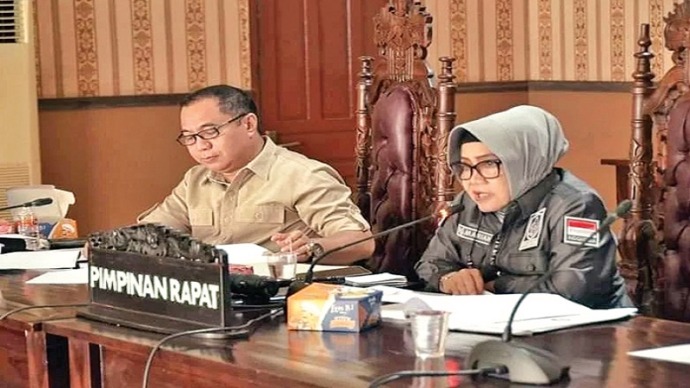 Ketua Komisi III DPRD Kabupaten Kotim Hj Mariani didampingi Wakil Ketua Komisi III H Sanidi saat memimpin rapat, belum lama ini.(FOTO : BAHRI/KP)