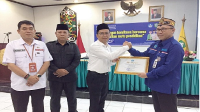 Asisten III Setda Kotim, Muhamad Saleh saat menerima penghargaan dari BPMP Provinsi Kalimantan Tengah yang diserahkan oleh Kasubag umum Hanityo Muktiarso, Rabu (24/5). (FOTO : BAHRI/KP)