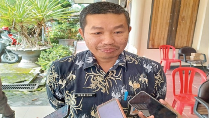 Plt Kepala BKPSDM Kotim Kamaruddin Makalepu saat diwawancarai awak media, belum lama ini.(FOTO : BAHRI/KP)
