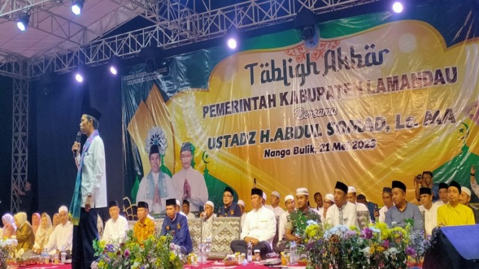 Ustaz Abdul Somad (UAS), menyampaikan tausiyahnya di hadapan ribuan masyarakat Kabupaten Lamandau, Minggu malam (21/5/2023). (FOTO:BIB/FREE)