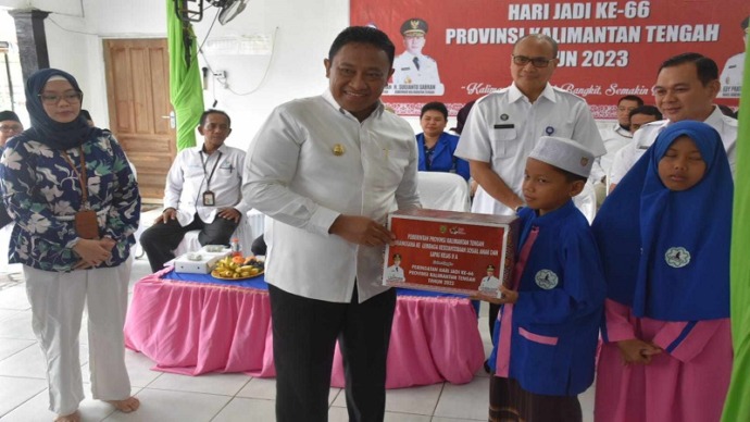 Wagub Kalteng, Edy Pratowo, memberikan bantuan ke perwakilan anak-anak panti sosial Berkah Palangka Raya, Rabu (10/5). (FOTO : BIRO ADPIM KALTENG)