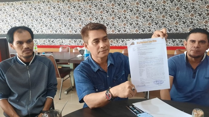 Kuasa hukum Nadalsyah, Rahmadi G Lentam, menunjukan laporan kliennya di Palangkaraya, Kamis (15/6)(HAFIDZ/PROKALTENG.CO)