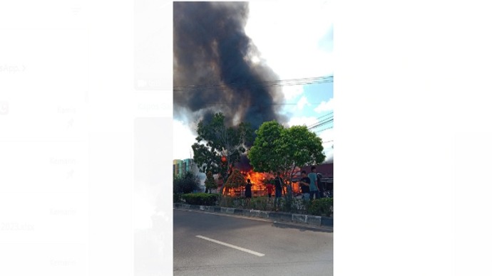 Kobaran api saat meluluhlantakan barak di Pemukiman di Jalan Pemuda Km 0,5 RT. 08 RW. 03 Kelurahan Selat Dalam Kecamatan Selat, Kabupaten Kapuas, Selasa (27/6/2023) Pukul 09.30 WIB. (FOTO : SCREENSHOT)