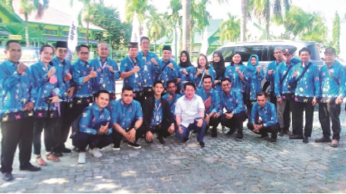 Ketua DPRD Kalteng Wiyatno (kemeja putih) saat menghadiri pelepasan jemaah haji Kalteng kloter 3 di asrama haji embarkasi Banjarmasin, kemarin.
