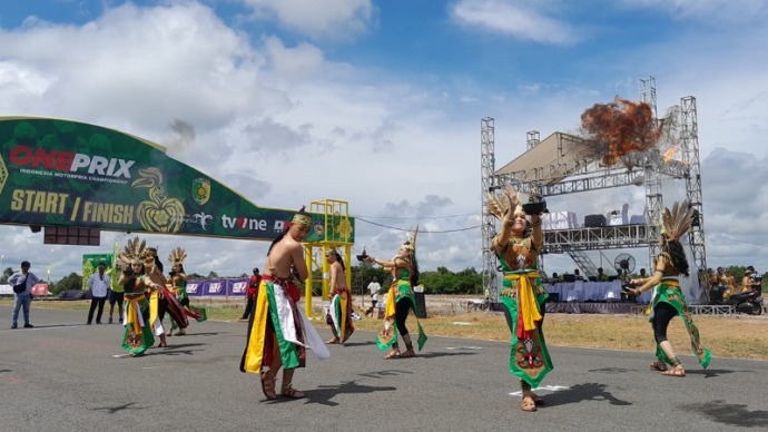 Aksi para penari tarian wadian dadas bawo Provinsi Kalteng, memeriahkan pembukaan hari kedua Oneprix Putaran II di Sirkuit Sabaru Kota Palangkaraya, Minggu (4/6/2023).(FOTO:MARINI/PROKALTENG.CO)