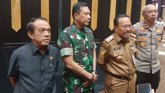 Wakil Ketua I DPRD Kalteng Abdul Razak (paling kiri) (ist)
