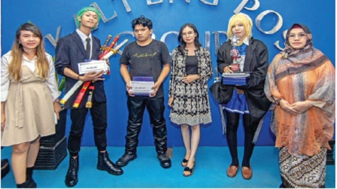 Para cosplayer pemenang Kalteng Pos Coswalk Competition foto bersama dewan juri di lobi Gedung Kalteng Pos. (FOTO : ARIEF PRATHAMA/KP)