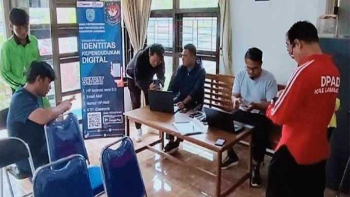 Petugas Disdukcapil sosialisasi dan melakukan aktivasi IKD diDinas Perpustakaan dan Arsip Kabupaten Lamandau.(FOTO:BIB/FREE)