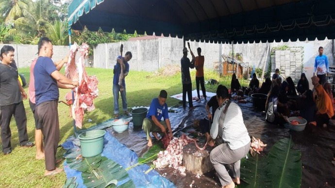 Suasana penyembelihan hewan kurban di Halaman Samping Gedung Kalteng Pos Group, Jumat (30/6).(FOTO : HAFIDZ/PROKALTENG.CO)