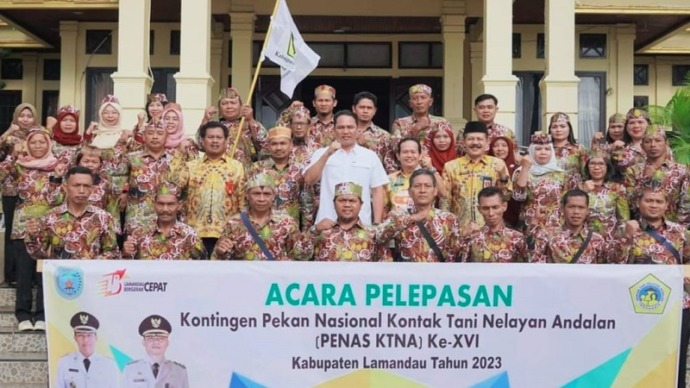 Bupati Lamandau Hendra Lesmana, berfoto bersama dengan peserta Kontingen Kabupaten Lamandau, di halaman Kantor Bupati Lamandau, Kamis (8/6/2023).(FOTO:BIB/FREE)