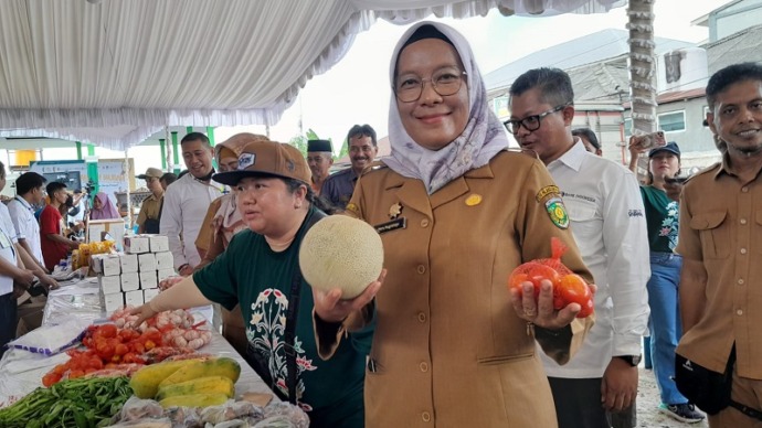 Sekretaris Daerah Kota Palangkaraya, Hera Nugrahayu. Meninjau Kegiatan Gerakan Pangan Murah (GPM) dan Pemecahan Rekor Muri GPM serentak, di Baitul Quran Nu Jalan Dr. Murjani Kota Palangkaraya, Senin (26/6/2023). (FOTO:MARINI/PROKALTENG.CO)