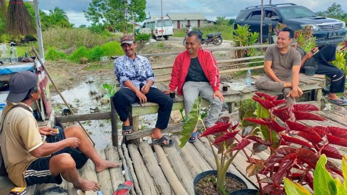 Ketua DPRD Kabupaten Seruyan, Zuli Eko Prasetyo bersama warga. (FOTO : DOK)