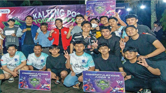 Pemenang Kalteng Pos Tournament Mobile Legend: Bang Bang memperlihatkan trofi dan hadiah usai turnamen di halaman Gedung Kalteng Pos, Sabtu malam (3/6).(FOTO : ARIF PRATHAMA/KPG)