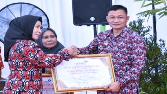 Wakil Bupati Lamandau Riko Porwanto, saat menerima penghargaan juara 2 lomba klinik KB swasta tingkat Kalimantan Tengah 2023, yang diberikan kepada Klinik PMB Ari Martina Kabupaten Lamandau. (FOTO:BIB)