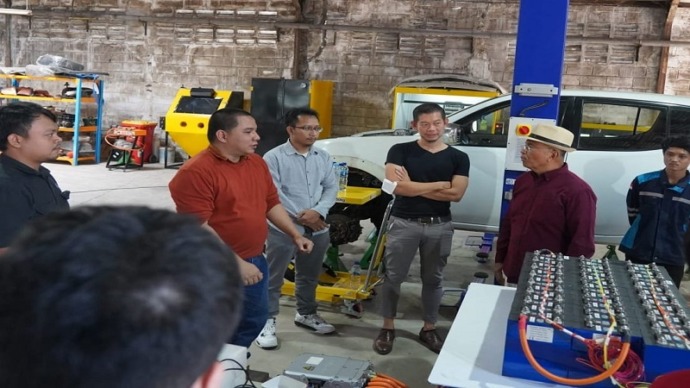 Dahlan Iskan berbincang dengan Wildan (kaus merah) dan timnya di workshop Vixmo di Wiyung, Surabaya.-Harian Disway-Harian Disway