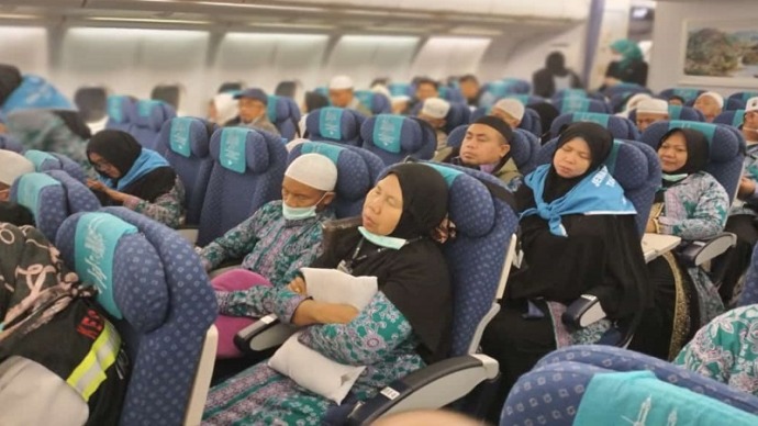 Jemaah haji kloter 7 Debakrasi BDJ saat berada di pesawat. Mereka tiba di Bandara Internasional Syamsudin Noor Banjarmasin, Selasa (18/7) pukul 21.20 WITA. (FOTO : KEMENAG KALTENG)
