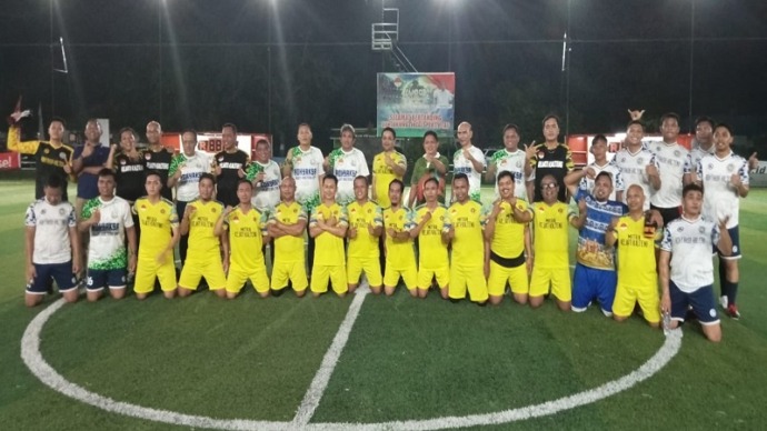Tim Kejati Kalteng yang dipimpin Kajati Pathor Rahman foto bersama tim PWI Kalteng yang dipimpin Haris Sadikin foto bersama setelah laga ekshibisi di Lapangan Mini Soccer R88, Senin malam (17/7).(FOTO : IST)