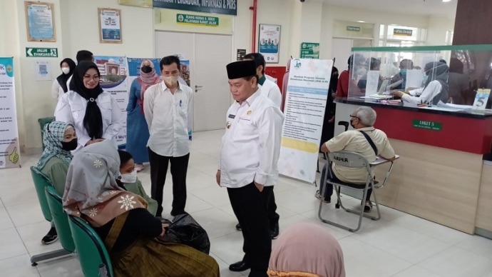 Bupati Kotim, H Halikinnor meninjau pelayanan kesehatan di RSUD dr Murjani Sampit, belum lama ini. (BAHRI KALTENG POS)