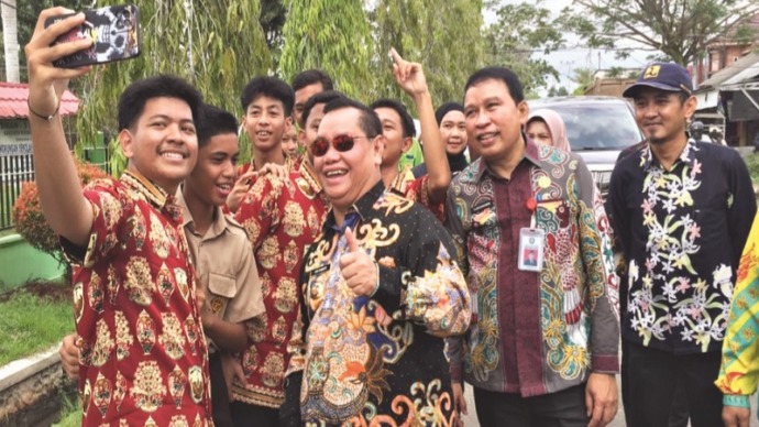 Bupati Kabupaten Kotim H.Halikinnor saat berswafoto bersama pelajar SMA, belum lama ini. (BAHRI/KALTENGPOS)