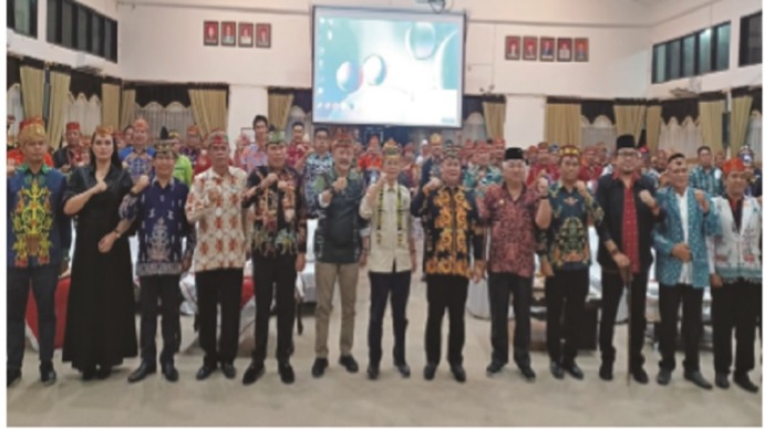 Ketua DAD Kotim terpilih H Halikinnor beserta Wakil Ketua DAD Provinsi Kalteng Bidang Keorganisasian Muhammad Rizal SH dan peserta Musda III DAD Kabupaten Kotim gelorakan semangat usai acara penutupan, Sabtu (22/7).(FOTO : BAHRI/KP)