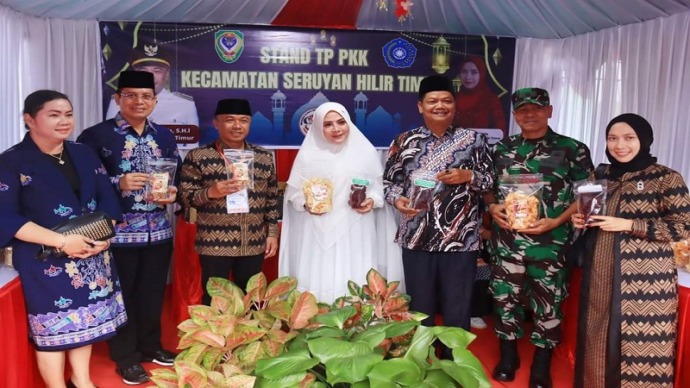 Wakil Bupati Seruyan, Hj. Iswanti, didampingi Sekda Seruyan, Djainuddin Noor dan Camat, mengunjungi stan pameran kegiatan MTQ belum lama ini. (FOTO : PROKOM SERUYAN)