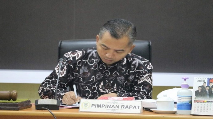 Ketua DPRD Kabupaten Seruyan, Zuli Eko Prasetyo, memimpin agenda rapat di Ruang Rapat Serbaguna DPRD setempat baru-baru ini. (FOTO : DPRD SERUYAN).