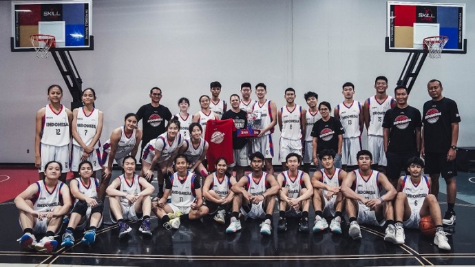 Skuad Elite KFC DBL Indonesia All-Star 2023 menimba ilmu dan berlatih dengan pelatih ketangkasan individu ternama, Micah Lancaster.(FOTO : IST)