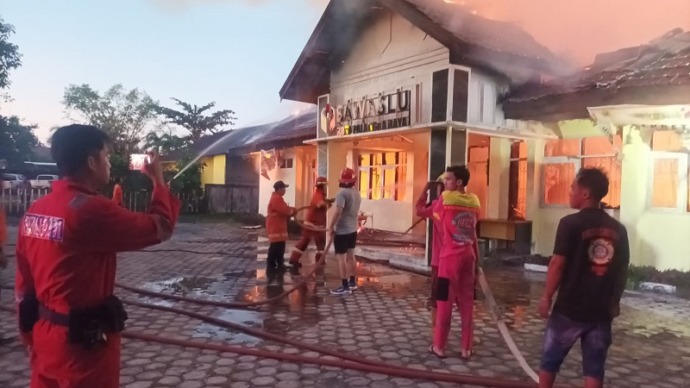 Pemadam kebakaran saat berupaya memadamkan api di Kantor Bawaslu Palangkaraya, Kamis pagi (20/7).(FOTO : DINAS DAMKAR DAN PENYELAMATAN KOTA PALANGKARAYA)