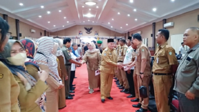 Bupati Kotim Halikinnor bersalaman dengan sejumlah pejabat di lingkungan pemerintah usai rapat paripurna penyampaian KUA PPAS Tahun Anggaran 2024 di DPRD Kotim, Senin (10/7).(FOTO : BAHRI/KP)